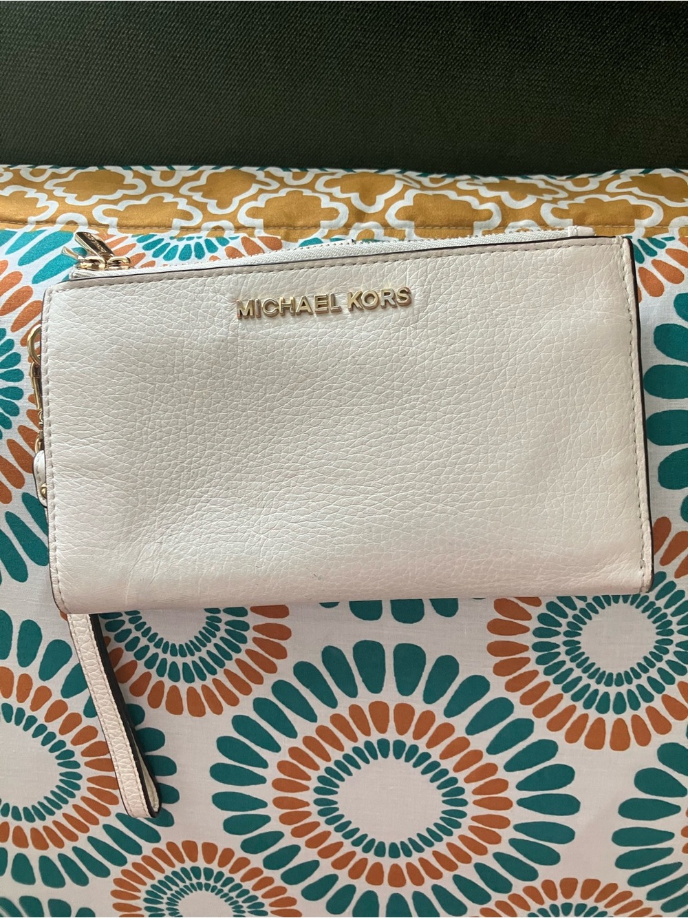 GUC Michael Kors Cream Leather Zip Wristlet Clutch with Gold Logo